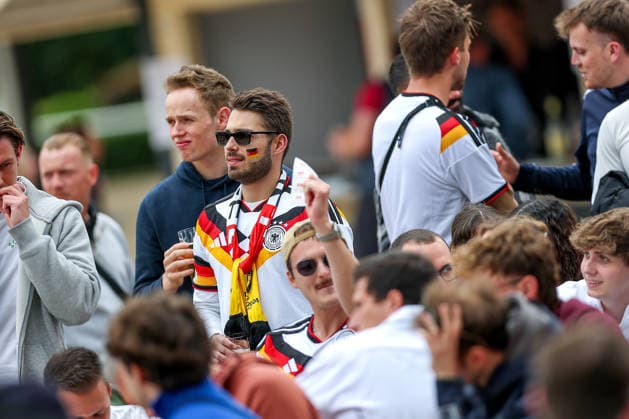 14.06.2026, Köln, Public Viewing zur FIFA Fussball-Weltmeisterschaft 2026, Länderspiel WM Deutschland - Curacao, Fans schauen das Spiel auf einer Leinwand im Biergarten Nordrhein-Westfalen Deutschland