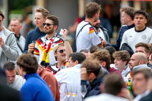 14.06.2026, Köln, Public Viewing zur FIFA Fussball-Weltmeisterschaft 2026, Länderspiel WM Deutschland - Curacao, Fans schauen das Spiel auf einer Leinwand im Biergarten Nordrhein-Westfalen Deutschland