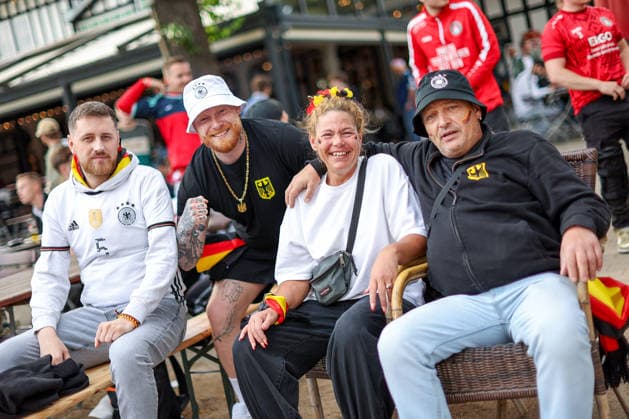 14.06.2026, Köln, Public Viewing zur FIFA Fussball-Weltmeisterschaft 2026, Länderspiel WM Deutschland - Curacao, Fans im Biergarten freuen sich auf das Spiel und jubeln über das Tor den Sieg der deutschen Nationalmannschaft Nordrhein-Westfalen Deutschland