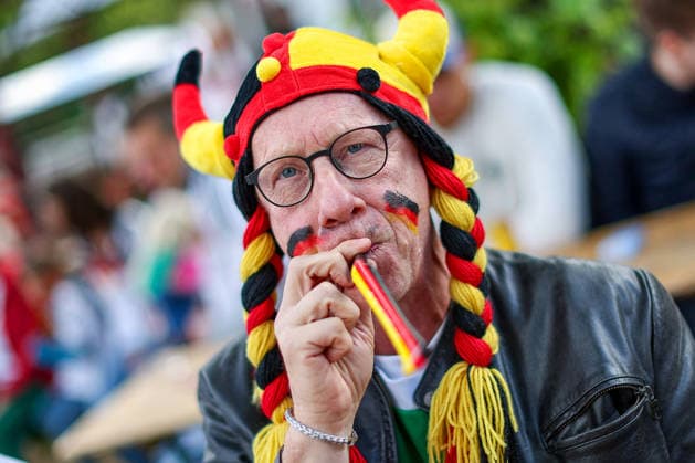 14.06.2026, Köln, Public Viewing zur FIFA Fussball-Weltmeisterschaft 2026, Länderspiel WM Deutschland - Curacao, Fans im Biergarten freuen sich auf das Spiel und jubeln über das Tor den Sieg der deutschen Nationalmannschaft Nordrhein-Westfalen Deutschland