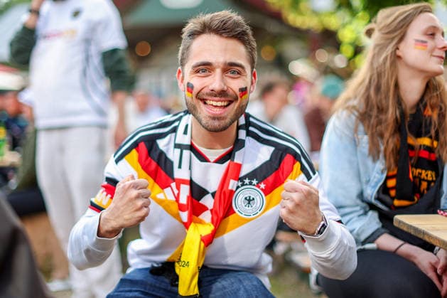 14.06.2026, Köln, Public Viewing zur FIFA Fussball-Weltmeisterschaft 2026, Länderspiel WM Deutschland - Curacao, Fans Ein Fan im Biergarten freuen sich auf das Spiel und jubeln über das Tor den Sieg der deutschen Nationalmannschaft Mitfiebernd Spannung Nordrhein-Westfalen Deutschland