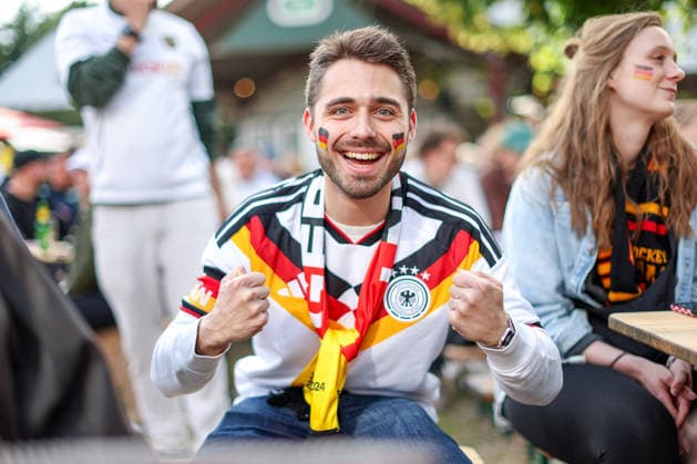 14.06.2026, Köln, Public Viewing zur FIFA Fussball-Weltmeisterschaft 2026, Länderspiel WM Deutschland - Curacao, Fans Ein Fan im Biergarten freuen sich auf das Spiel und jubeln über das Tor den Sieg der deutschen Nationalmannschaft Mitfiebernd Spannung Nordrhein-Westfalen Deutschland