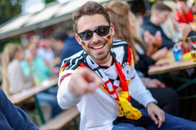 14.06.2026, Köln, Public Viewing zur FIFA Fussball-Weltmeisterschaft 2026, Länderspiel WM Deutschland - Curacao, Fans Ein Fan im Biergarten freuen sich auf das Spiel und jubeln über das Tor den Sieg der deutschen Nationalmannschaft Mitfiebernd Spannung Nordrhein-Westfalen Deutschland