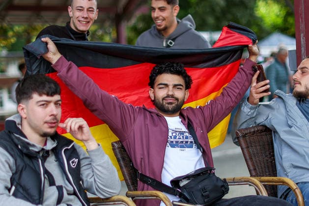 14.06.2026, Köln, Public Viewing zur FIFA Fussball-Weltmeisterschaft 2026, Länderspiel WM Deutschland - Curacao, Fans mit deutschlandfahne im Biergarten freuen sich auf das Spiel und jubeln über das Tor den Sieg der deutschen Nationalmannschaft Nordrhein-Westfalen Deutschland