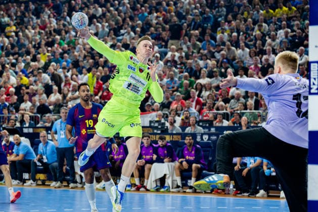Köln, 12.05.2026, Handball, Herren, EHF Champions League Men 2025 26, Finale, FC Barcelona, Barca - Füchse Berlin Lasse Bredekjaer Andersson (Füchse Berlin, 11) beim Torwurf gegen Emil Nielsen (FC Barcelona, 12)