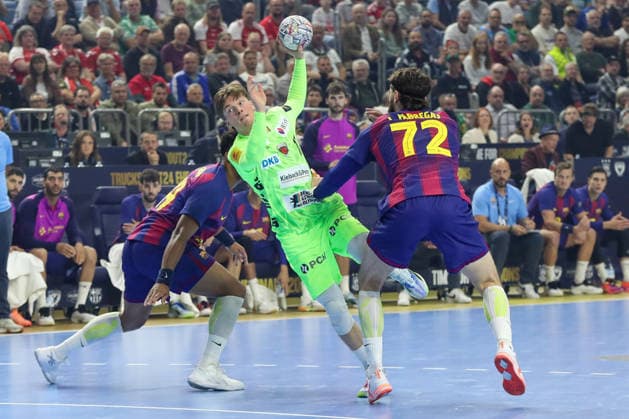 14.06.2026, xgox,Handball, EHF Champions League Finale, FC Barcelona, Barca - Fuechse Berlin v.l. Timothey N guessan (N guessan, Barcelona, 19), Nils Lichtlein (Berlin, 17), Ludovic Fabregas (Barcelona, 72) Zweikampf, Duell, Kampf, tackle Koeln