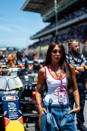Enjy Kiwan (Schauspielerin, Ägypten) in der Startaufstellung, ESP, Formel 1 Weltmeisterschaft, Barcelona-Catalunya Grand Prix, Circuit Barcelona Catalunya, Rennen, Saison 2026, 14.06.2026 ESP, Formel 1 Weltmeisterschaft, Barcelona-Catalunya Grand Prix, Circuit Barcelona Catalunya, Rennen, Saison 2026, 14.06.2026 Barcelona