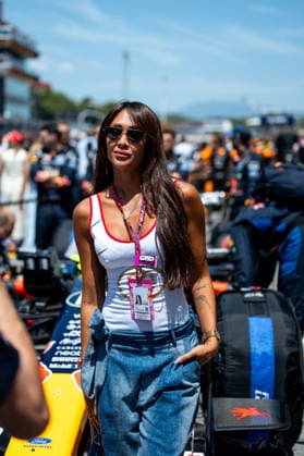 Enjy Kiwan (Schauspielerin, Ägypten) in der Startaufstellung, ESP, Formel 1 Weltmeisterschaft, Barcelona-Catalunya Grand Prix, Circuit Barcelona Catalunya, Rennen, Saison 2026, 14.06.2026 ESP, Formel 1 Weltmeisterschaft, Barcelona-Catalunya Grand Prix, Circuit Barcelona Catalunya, Rennen, Saison 2026, 14.06.2026 Barcelona