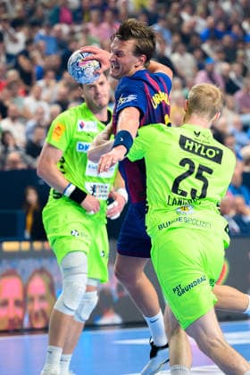 Koeln, Deutschland: Handball EHF CL Final 4 - Finale - Barca - Fuechse Berlin v. li. im Zweikampf Jonathan Carlsbogard (Barcelona), Matthes Langhoff (Berlin) Koeln Lanxess Arena Nordrhein-Westfalen Deutschland