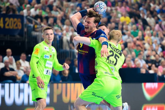 Koeln, Deutschland: Handball EHF CL Final 4 - Finale - Barca - Fuechse Berlin v. li. im Zweikampf Jonathan Carlsbogard (Barcelona) und Matthes Langhoff (Berlin) Koeln Lanxess Arena Nordrhein-Westfalen Deutschland