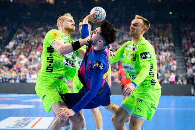 Koeln, Deutschland: Handball EHF CL Final 4 - Finale - Barca - Fuechse Berlin v. li. im Zweikampf Matthes Langhoff (Berlin) , Mathias Gidsel (Berlin) Koeln Lanxess Arena Nordrhein-Westfalen Deutschland