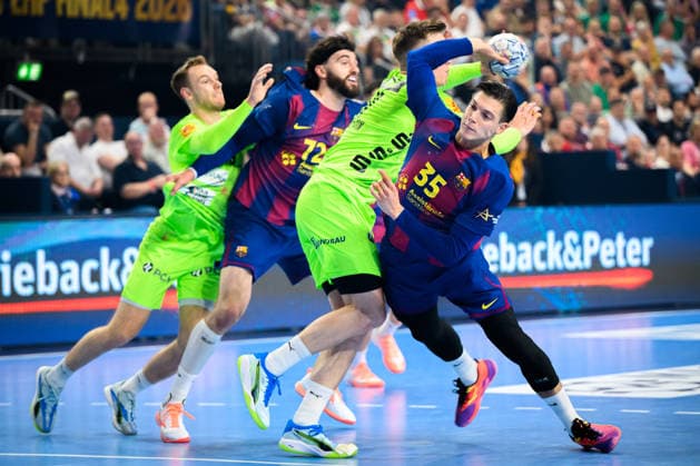 Koeln, Deutschland: Handball EHF CL Final 4 - Finale - Barca - Fuechse Berlin v.li. Mathias Gidsel (Berlin), Ludovic Fabregas (Barcelona), Lasse Bredekjaer Andersson (Berlin), Domen Makuc (Barcelona) Koeln Lanxess Arena Nordrhein-Westfalen Deutschland