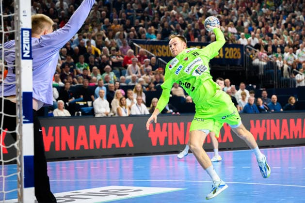 Koeln, Deutschland: Handball EHF CL Final 4 - Finale - Barca - Fuechse Berlin v.li. Emil Nielsen (Barcelona), Mathias Gidsel (Berlin) Koeln Lanxess Arena Nordrhein-Westfalen Deutschland