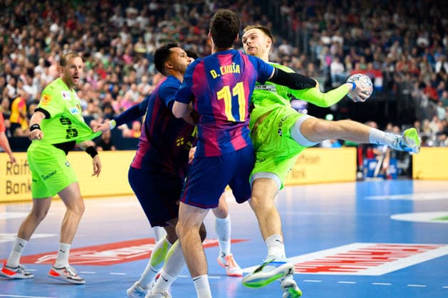 Koeln, Deutschland: Handball EHF CL Final 4 - Finale - Barca - Fuechse Berlin v. li. im Zweikampf Djordje Cikusa i Jelicic (Barcelona), Mathias Gidsel (Berlin) Koeln Lanxess Arena Nordrhein-Westfalen Deutschland