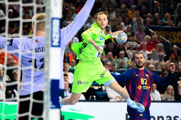 Koeln, Deutschland: Handball EHF CL Final 4 - Finale - Barca - Fuechse Berlin v.li. Emil Nielsen (Barcelona), Mathias Gidsel (Berlin), Luis Frade (Barcelona) Koeln Lanxess Arena Nordrhein-Westfalen Deutschland