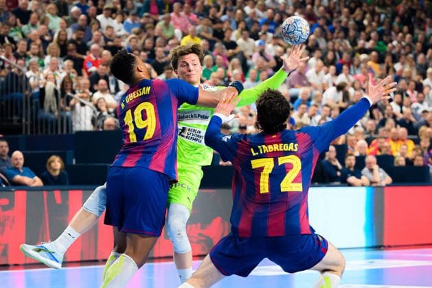 Koeln, Deutschland: Handball EHF CL Final 4 - Finale - Barca - Fuechse Berlin v. li. im Zweikampf Timothey N guessan (Barcelona) und Nils Lichtlein (Berlin), Ludovic Fabregas (Barcelona) Koeln Lanxess Arena Nordrhein-Westfalen Deutschland