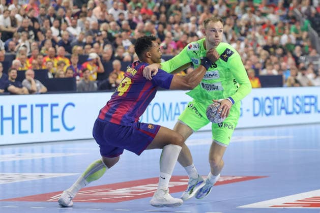 14.06.2026, xtgx, Handball, EHF Champions League Finale, FC Barcelona, Barca - Füchse Berlin v.l. Timothey N guessan (N guessan, Barcelona, 19) Mathias Gidsel (Berlin, 19) Zweikampf, Duell, Kampf, tackle Koeln