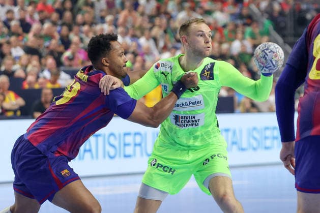 14.06.2026, xtgx, Handball, EHF Champions League Finale, FC Barcelona, Barca - Füchse Berlin v.l. Timothey N guessan (N guessan, Barcelona, 19) Mathias Gidsel (Berlin, 19) Zweikampf, Duell, Kampf, tackle Koeln