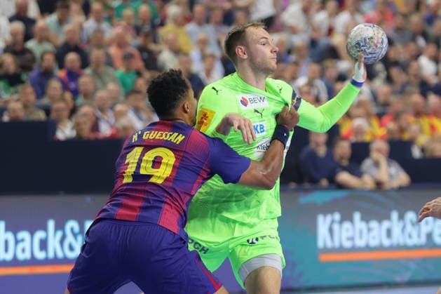 14.06.2026, xtgx, Handball, EHF Champions League Finale, FC Barcelona, Barca - Füchse Berlin v.l. Timothey N guessan (N guessan, Barcelona, 19) Mathias Gidsel (Berlin, 19) Zweikampf, Duell, Kampf, tackle Koeln