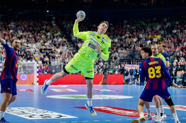 Köln, 12.05.2026, Handball, Herren, EHF Champions League Men 2025 26, Finale, FC Barcelona, Barca - Füchse Berlin Lasse Bredekjaer Andersson (Füchse Berlin, 11) beim Torwurf