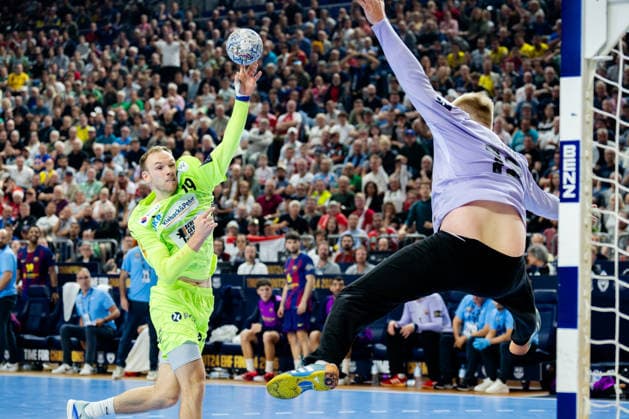 Köln, 12.05.2026, Handball, Herren, EHF Champions League Men 2025 26, Finale, FC Barcelona, Barca - Füchse Berlin Mathias Gidsel (Füchse Berlin, 19) beim Torwurf gegen Emil Nielsen (FC Barcelona, 12)