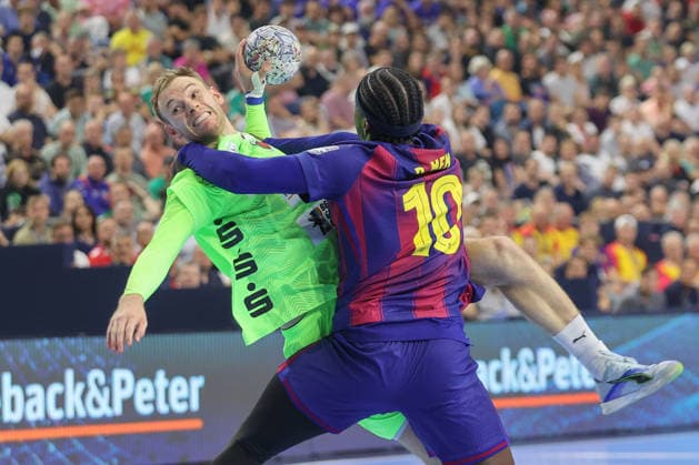 14.06.2026, xtgx, Handball, EHF Champions League Finale, FC Barcelona, Barca - Füchse Berlin v.l. Mathias Gidsel (Berlin, 19) Dika Mem (Barcelona, 10) Zweikampf, Duell, Kampf, tackle Koeln