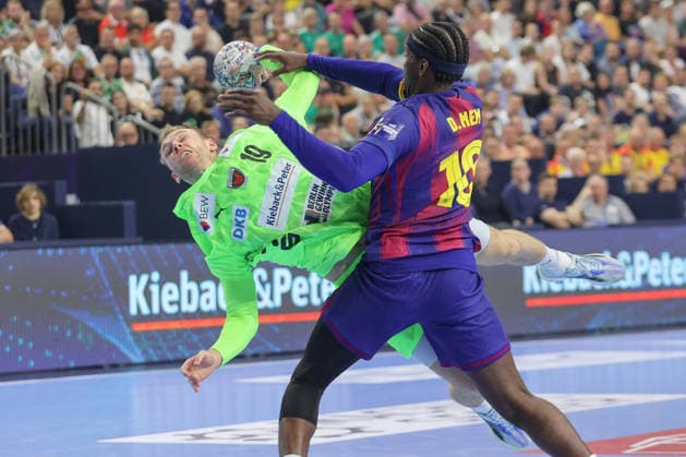 14.06.2026, xtgx, Handball, EHF Champions League Finale, FC Barcelona, Barca - Füchse Berlin v.l. Mathias Gidsel (Berlin, 19) Dika Mem (Barcelona, 10) Zweikampf, Duell, Kampf, tackle Koeln