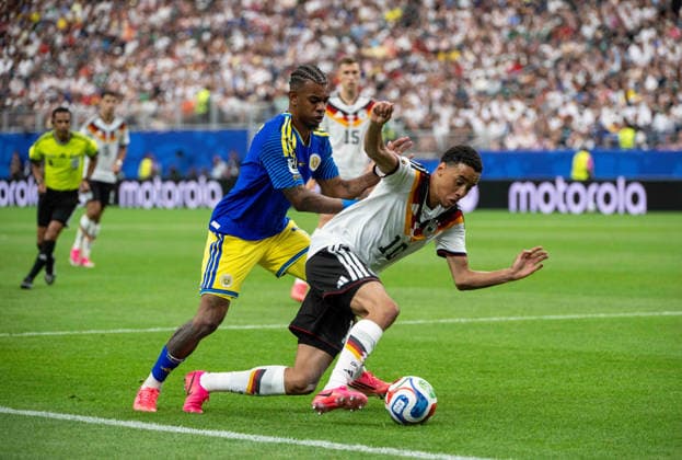 Fußball, Herren, FIFA World Cup, WM, Weltmeisterschaft, Fussball 2026 in Mexiko, Kanada und USA, Spiel in Houston (Gruppe E, 1. Spieltag), Deutschland - Curacao, v. l. Juninho Bacuna (Curacao), Jamal Musiala (Deutschland), 14.06. 2026,