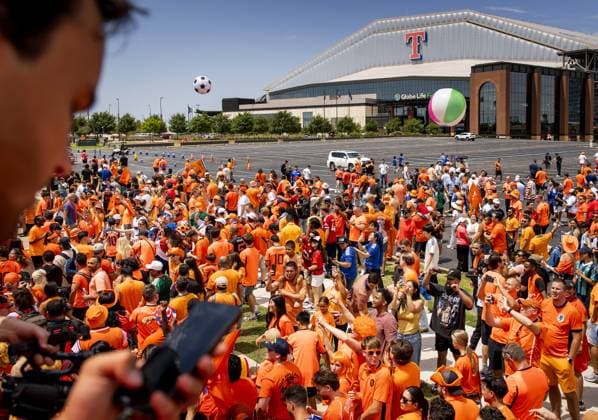 ARLINGTON - Orange supporters arrive at Dallas Stadium with the fan walk for the Dutch national team, Nationalteam s first World Cup match. The Netherlands plays against Japan in the group stage of the FIFA World Cup, WM, Weltmeisterschaft, Fussball ROBIN VAN LONKHUIJSEN ANP xVIxANPxSportx xxANPxIVx 561009047 originalFilename: 561009047.jpg
