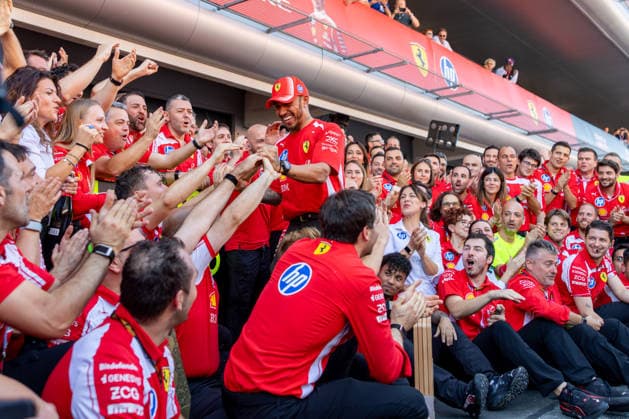 Lewis Hamilton Sieger Formel 1 Grand Prix Barcelona-Catalunya 2026 bei der Ferrari Siegerfeier (Scuderia Ferrari HP, Großbritannien, 44), ESP, Formel 1 Weltmeisterschaft, Grand Prix von Barcelona-Catalunya, Circuit de Barcelona-Catalunya, Rennen Podium, Saison 2026, 14.06.2026 ESP, Formel 1 Weltmeisterschaft, Grand Prix von Barcelona-Catalunya, Circuit de Barcelona-Catalunya, Rennen Podium, Saison 2026, 14.06.2026 Barcelona