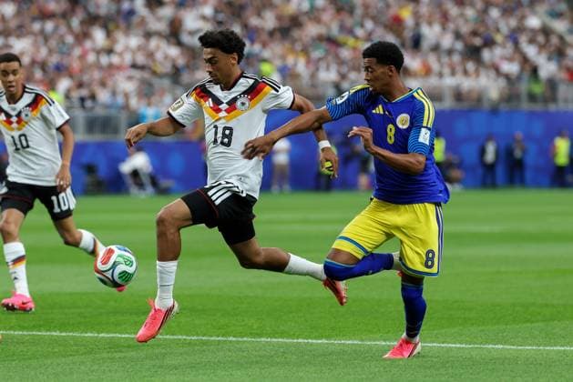im Zweikampf, Aktion, mit Nathaniel Brown 18 (Deutschland), Livano Comenencia 8 (Curacao), Deutschland vs. Curacao, Fussball, Weltmeisterschaft 2026, Gruppenphase, 14.06.2026 Houston Texas USA