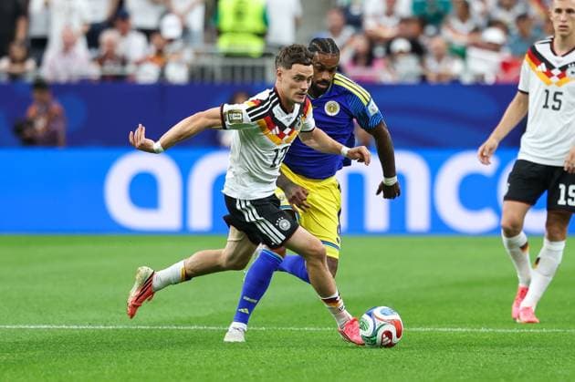 im Zweikampf, Aktion, mit Florian Wirtz 17 (Deutschland), Deutschland vs. Curacao, Fussball, Weltmeisterschaft 2026, Gruppenphase, 14.06.2026 Houston Texas USA