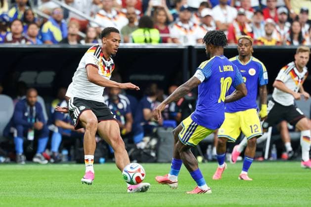 im Zweikampf, Aktion, mit Felix Nmecha 23 (Deutschland), Leandro Bacuna 10 (Curacao), Deutschland vs. Curacao, Fussball, Weltmeisterschaft 2026, Gruppenphase, 14.06.2026 Houston Texas USA