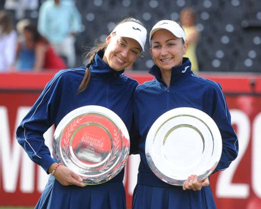 Tennis - HSBC Queen™s Club Championships - Women™s WTA, Tennis Damen 500 Tournament - Queen™s Club, London - Sunday 14th June 2026 Women™s Doubles Final Tereza Mihalikova (SVK) and Olivia Nicholls (GBR) v Leylah Fernandez (CAN) and Laura Siegemund (GER) Tereza Mihalikova (SVK) and Olivia Nicholls (GBR) with their trophies COLORSPORT ANDREW COWIE 