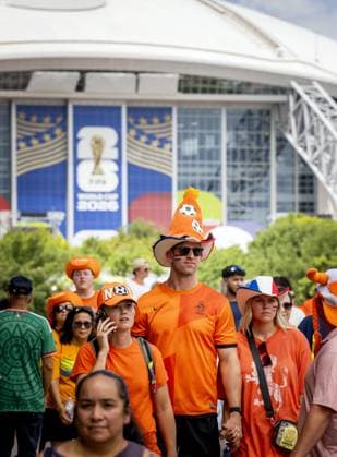 ARLINGTON - Orange supporters arrive at Dallas Stadium with the fan walk for the Dutch national team, Nationalteam s first World Cup match. The Netherlands plays against Japan in the group stage of the FIFA World Cup, WM, Weltmeisterschaft, Fussball ROBIN VAN LONKHUIJSEN ANP xVIxANPxSportx xxANPxIVx 561010243 originalFilename: 561010243.jpg