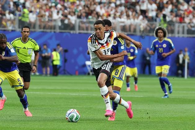 im Zweikampf, Aktion, mit Jamal Musiala 10 (Deutschland), Deutschland vs. Curacao, Fussball, Weltmeisterschaft 2026, Gruppenphase, 14.06.2026 Houston Texas USA