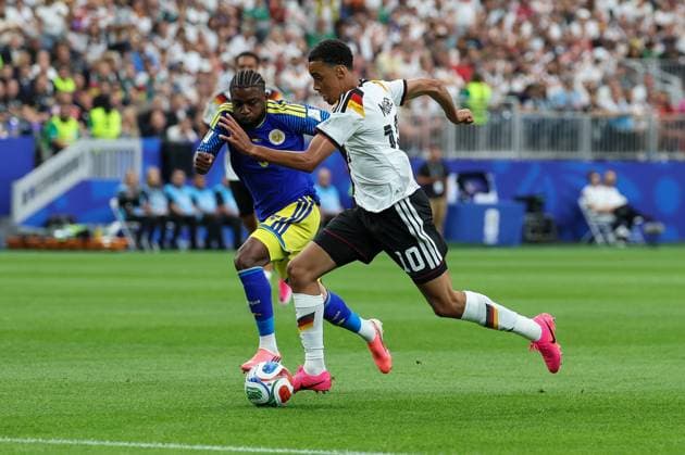 im Zweikampf, Aktion, mit Sherel Floranus 5 (Curacao), Jamal Musiala 10 (Deutschland), Deutschland vs. Curacao, Fussball, Weltmeisterschaft 2026, Gruppenphase, 14.06.2026 Houston Texas USA
