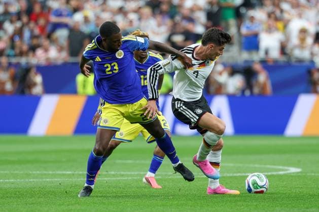 im Zweikampf, Aktion, mit Riechedly Bazoer 23 (Curacao), Kai Havertz 7 (Deutschland), Deutschland vs. Curacao, Fussball, Weltmeisterschaft 2026, Gruppenphase, 14.06.2026 Houston Texas USA
