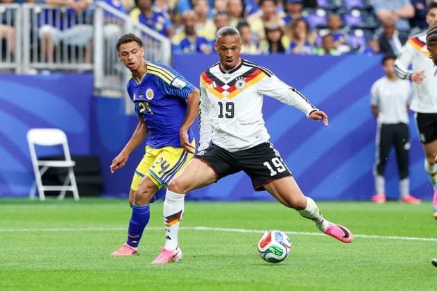 im Zweikampf, Aktion, mit Deveron Fonville 24 (Curacao), Leroy Sane 19 (Deutschland), Deutschland vs. Curacao, Fussball, Weltmeisterschaft 2026, Gruppenphase, 14.06.2026 Houston Texas USA
