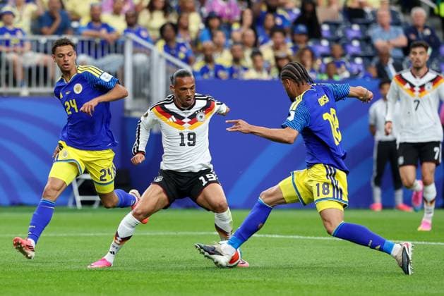 im Zweikampf, Aktion, mit Deveron Fonville 24 (Curacao), Leroy Sane 19 (Deutschland), Armando Obispo 18 (Curacao), Deutschland vs. Curacao, Fussball, Weltmeisterschaft 2026, Gruppenphase, 14.06.2026 Houston Texas USA