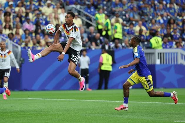 im Zweikampf, Aktion, mit Felix Nmecha 23 (Deutschland), Juninho Bacuna 7 (Curacao), Deutschland vs. Curacao, Fussball, Weltmeisterschaft 2026, Gruppenphase, 14.06.2026 Houston Texas USA