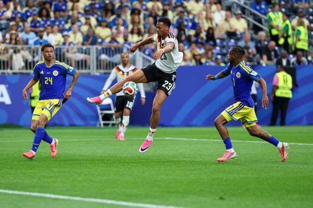 im Zweikampf, Aktion, mit Deveron Fonville 24 (Curacao), Felix Nmecha 23 (Deutschland), Juninho Bacuna 7 (Curacao), Deutschland vs. Curacao, Fussball, Weltmeisterschaft 2026, Gruppenphase, 14.06.2026 Houston Texas USA