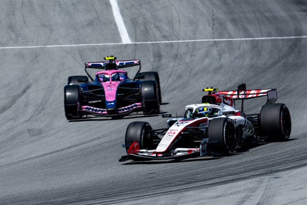 Oliver Bearman (Toyota Gazoo Racing Haas F1 Team, Großbritannien, 87) im VF-26 vor Franco Colapinto (BWT Alpine F1 Team, Argentinien, 43) im Alpine A526, ESP, Formel 1 Weltmeisterschaft, Barcelona-Catalunya Grand Prix, Circuit Barcelona Catalunya, Rennen, Saison 2026, 14.06.2026 ESP, Formel 1 Weltmeisterschaft, Barcelona-Catalunya Grand Prix, Circuit Barcelona Catalunya, Rennen, Saison 2026, 14.06.2026 Barcelona