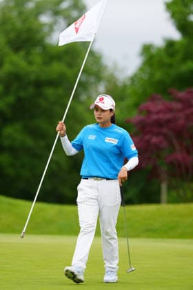 MIDLAND, MI - JUNE 14: LPGA, Golf Damen golfer Hye-Jin Choi pulls the flag on the 9th hole on June 14, 2026, during the final round of the LPGA Dow Championship at Midland Country Club in Midland, Michigan. (Photo by Brian Spurlock Icon Sportswire) GOLF: JUN 14 LPGA Dow Championship EDITORIAL USE ONLY Icon26061430