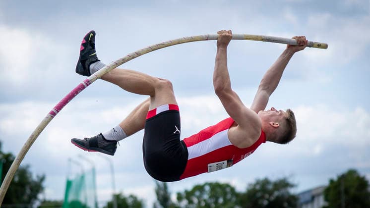 MANNHEIM, GERMANY - JUNE 14, 2026 : Ben Duwenbeck (GER LG Olympia Dortmund) competing in the men’s U20 pole vault during the Juniorengala 2026 at Michael-Hoffmann-Stadion on June 14, 2026 in Mannheim, Germany. Baden-Wuerttemberg Germany Copyright: xAxelxKohringx