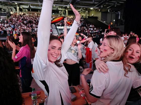14.06.2026 xkhx Kassel Probonio-Arena Public Viewing zur Weltmeisterschaft 2026 - Deutschland gegen Curacao Jubel über das 2:0 durch Nico Schlotterbeck (GER)