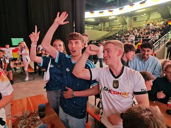 14.06.2026 xkhx Kassel Probonio-Arena Public Viewing zur Weltmeisterschaft 2026 - Deutschland gegen Curacao Jubel über das 2:0 durch Nico Schlotterbeck (GER)