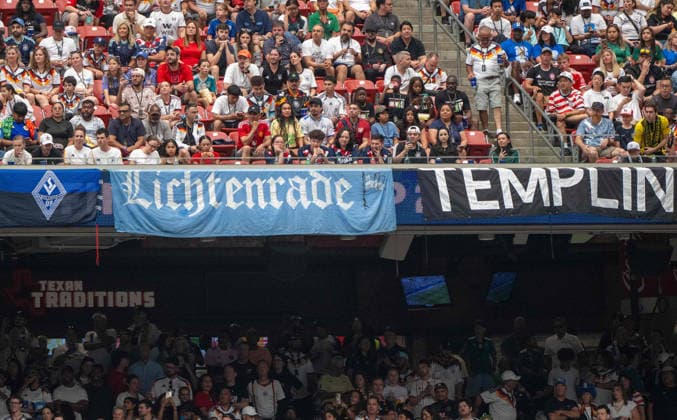 Fußball, Herren, FIFA World Cup, WM, Weltmeisterschaft, Fussball 2026 in Mexiko, Kanada und USA, Spiel in Houston (Gruppe E, 1. Spieltag), Deutschland - Curacao, Zaunfahnen von Waldhof Mannheim und aus Berlin-Lichtenrade sowie Templin, 14.06. 2026,