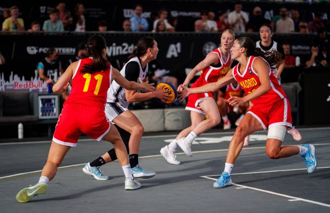 BASKETBALL - FIBA 3x3 World Tour VIENNA,AUSTRIA,14.JUN.26 - BASKETBALL - FIBA 3x3 World Tour. Image shows Khulan Onolbaatar (Ulaanbaatar) and Juana Camilion (Madrid).  GEPAxpictures xEdgarxEisner