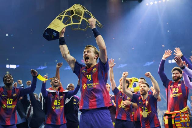 Jonathan CARLSBOGARD FC Barcelona, Barca Barca, 09) mit dem Pokal, Siegerehrung Barca, Ceremony, Cup, Trophy, Jubel, Freude, Leidenschaft, Erfolg, Emotion, Begeisterung, positive Emotionen GER, FC Barcelona Barca vs. Fuechse Berlin, Handball, TruckScout24 EHF FINAL4 2026, Finale, Spielzeit 2025 2026, 14.06.2026, GER, FC Barcelona Barca vs. Fuechse Berlin, Handball, TruckScout24 EHF FINAL4 2026, Finale, Spielzeit 2025 2026, 14.06.2026, Koeln